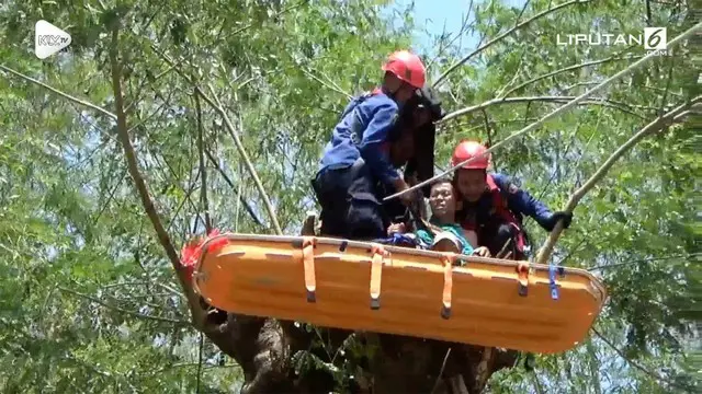 Aksi pemadam kebakaran di Bojonegoro terbilang heroik saat menyelamatkan warga yang tersangkut di pohon hingga terluka.