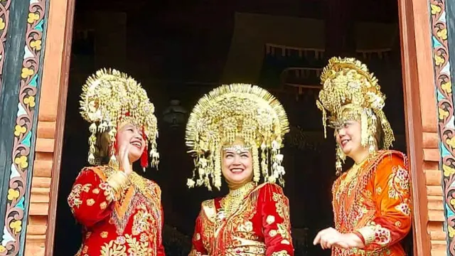 Ira Wibowo mengenakan busana adat Minang (Instagram/irawbw)