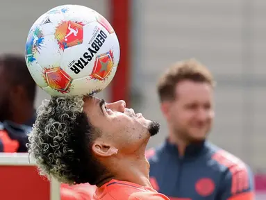 Penyerang baru Bayern Munchen asal Kolombia, Luis Diaz mengontrol bola selama sesi latihan di tempat latihan mereka di Munchen, Jerman, pada 31 Juli 2025. (Alexandra BEIER/AFP)