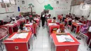 Orang tua murid menjadi guru dadakan dalam kegiatan belajar mengajar siswa dan siswi di SDN Pondok Cina 1, Depok, Jawa Barat, Senin (14/11/2022). Hingga kini, para orang tua masih berkumpul di sekolah dan meminta kepastian dari Pemerintah Kota (Pemkot) Depok. (merdeka.com/Arie Basuki)