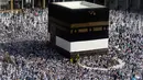 Umat muslim berdoa ketika mereka mengelilingi Kakbah di Masjid al-Haram menjelang puncak pelaksanaan ibadah haji di kota suci Makkah, Arab Saudi pada Senin (5/8/2019). Ibadah haji menjadi pertemuan tahunan umat manusia terbesar di dunia.  (AP Photo/Amr Nabil)