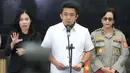 Kasubdit I Direktorat Tindak Pidana Siber (Dittipidsiber) Bareskrim Polri Kombes Rizki Agung Prakoso (tengah) memberi keterangan terkait hasil tes DNA mantan Gubernur Jawa Barat Ridwan Kamil (RK) dengan anak dari Lisa Mariana berinisial CA di Gedung Bareskrim Polri, Jakarta, Rabu (20/8/2025). (KapanLagi.com/Budy Santoso)