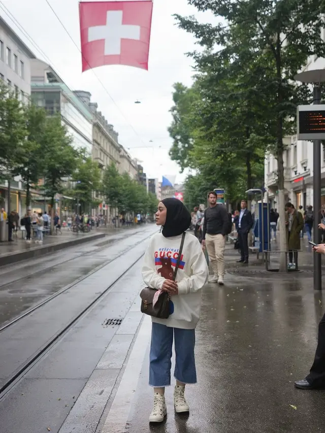 8 Potret OOTD Hijab Casual dengan Sneakers ala Zaskia Adya Mecca hingga Shireen Sungkar