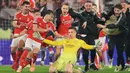 Gol sundulan sang kiper pada menit ke-90+8 itu memastikan kemenangan Benfica atas Real Madrid. Tampak dalam foto, kiper Benfica asal Ukraina, Anatoliy Trubin (tengah) merayakan golnya selama pertandingan pekan ke-8 Liga Champions 2025-2026 melawan Real Madrid di Estadio da Luz, Lisbon, Rabu (28/1/2026) waktu setempat atau Kamis (29/1/2026) dini hari WIB. (PATRICIA DE MELO MOREIRA/AFP)