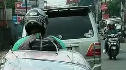Pasti merepotkan kalau bawa kasur (Source: liputan6.com)