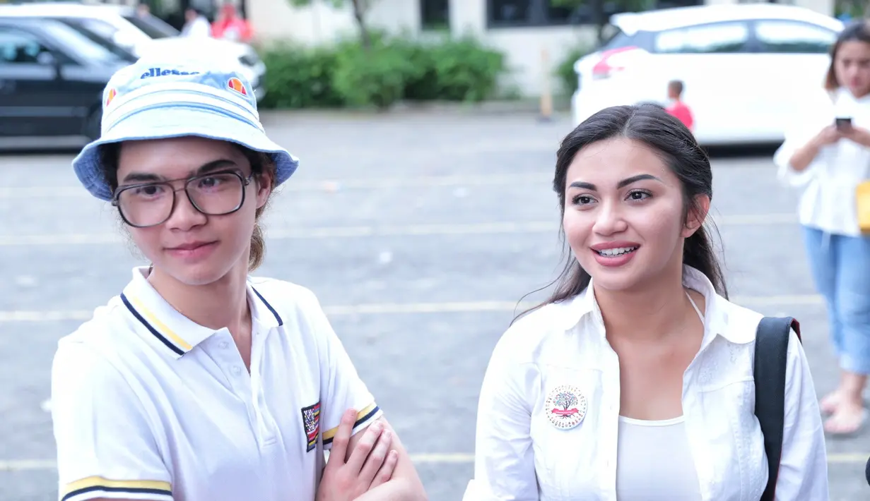 Soal masalah pribadi, Dul tidak mau menceritakan pada kedua kakaknya, Al dan El. Begitu juga sebaliknya kakaknya, yang bercerita mengenai teman wanitanya.  (Adrian Putra/Bintang.com)