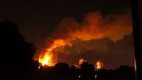 Kepulan asap menyelimuti sebuah apartemen bertingkat 24 lantai yang terbakar di London (14/6). Gedung Grenfell Tower yang terbakar itu berada di kompleks Lancester West Estate. (AFP PHOTO / Jonathan Kelly)