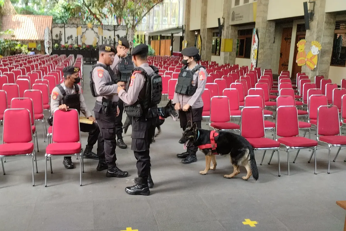 Sejumlah Tim Penjinak Bom (Jibom) Gegana Brimob Polda Metro Jaya melakukan sterilisasi Gereja Katedral, Jakarta Pusat jelang Misa Malam Natal, Minggu (24/12/2023)