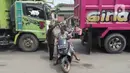 Pembatasan ini ditetapkan pemerintah Kabupaten Bogor usai warga setempat mengeluhkan jalan Parung Panjang yang kerap dipadati truk, bahkan saat pagi hari ketika waktu sekolah. Kondisi lalu lintas ini membahayakan warga. (merdeka.com/Arie Basuki)