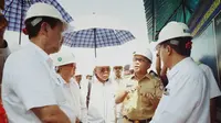 Wali Kota Makassar Moh Ramdhan Pomanto berbincang dengan Menko Maritim Luhut Binsar Panjaitan soal penyediaan lahan untuk membangun industri kapal. (Liputan6.com/Ahmad Yusran)