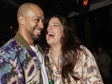 Ashley Graham (kanan) dan Justin Ervin menghadiri koleksi siap pakai Isabel Marant Fall/Winter 2023-2024 yang dipresentasikan Paris, Prancis, 2 Maret 2023. Ashley Graham tampil mesra bersama sang suami Justin Ervin saat menghadiri Paris Fashion Week. (Vianney Le Caer/Invision/AP)