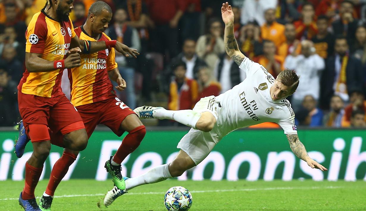 Gelandang Real Madrid, Toni Kroos, berusaha mempertahankan bola saat melawan Galatasaray pada laga Liga Champions di Stadion Ali Sami Yen Spor, Istanbul, Selasa (22/10). Galatasaray kalah 0-1 dari Madrid. (AFP/Gokhan Kilicer)