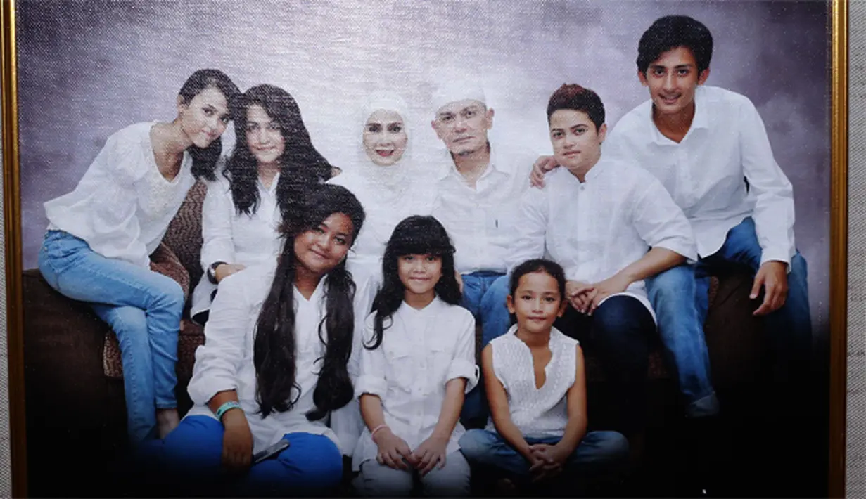 Meski tidak mendapat restu dari keluarga besarnya, Hengky nekad menikahi Beby. (Repro dok. Pribadi/Andy Masela/Bintang.com)