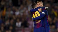 Gelandang Barcelona, Gerard Deulofeu, memeluk Lionel Messi usai membobol gawang Malaga pada laga La Liga di Stadion Camp Nou, Barcelona, Sabtu (21/10/2017). Barcelona menang 2-0 atas Malaga. (AFP/Josep Lago)