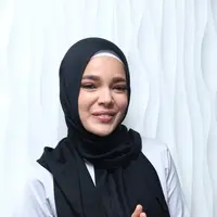"Bisa saya bilang suami saya sosok paling sabar, pengeritan terhadap istrinya. Dia sayang dan paham akan karakter saya, dia tahu istrinya sudah setengah jalan. Dia bilang kasihan melihat saya hanya diam di rumah," ucap Dewi. (Andy Masela/Bintang,com)