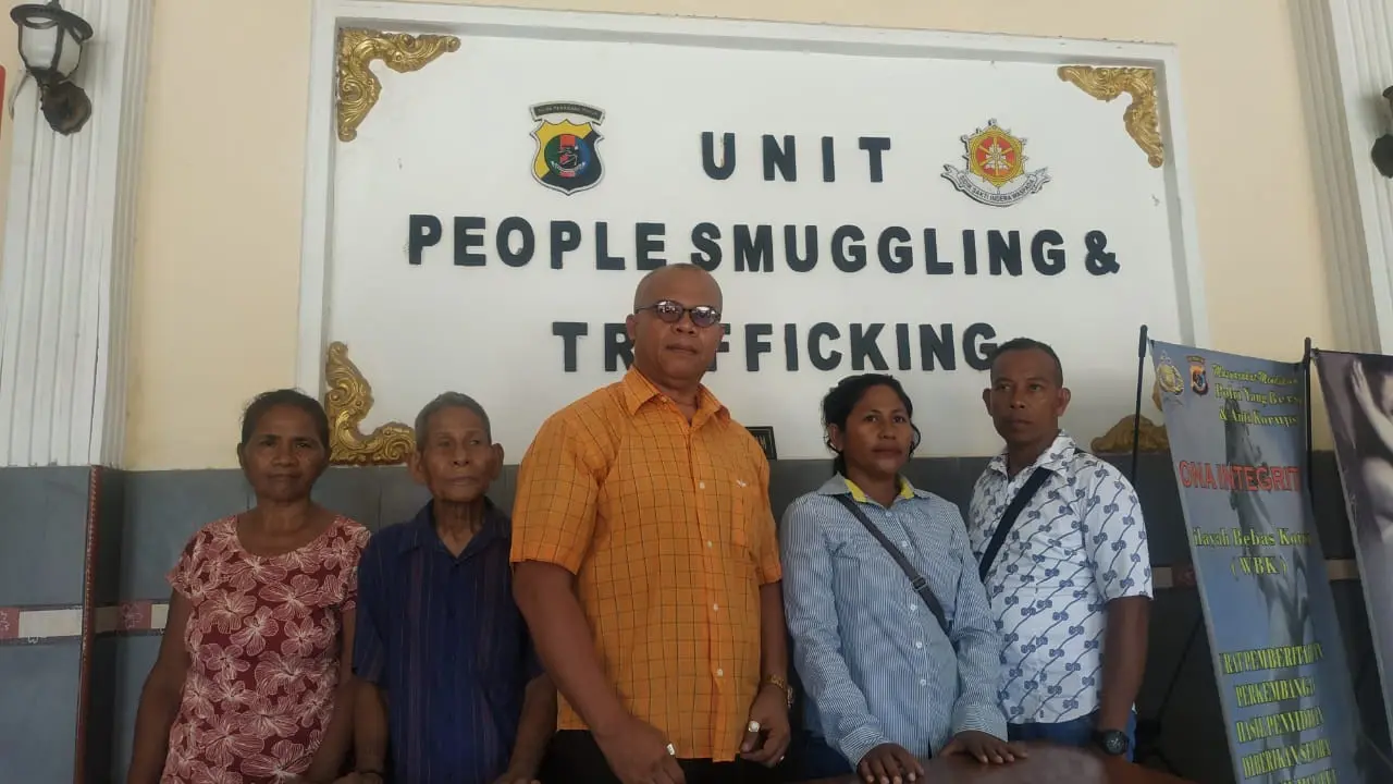 Orangtua korban didampingi kuasa hukum membuat laporan ke Polda NTT. (Foto: Liputan6.com/Ola Keda)