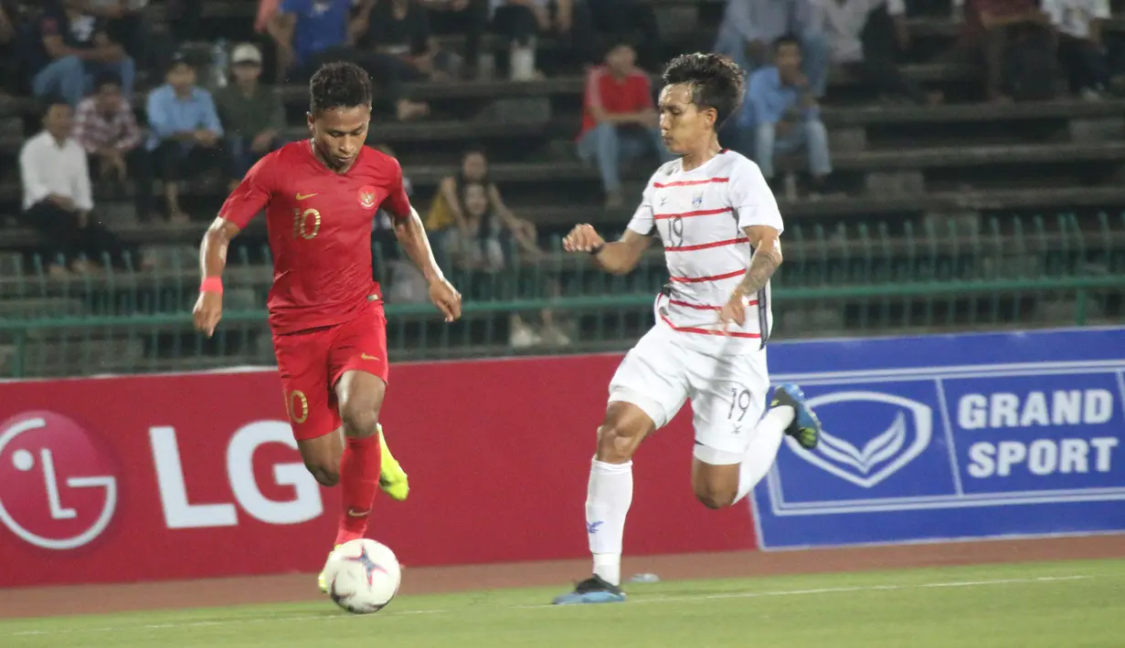 Gelandang Timnas Indonesia U-22, Osvaldo Haay, menggiring bola saat melawan Kamboja U-22 pada laga Piala AFF U-22  di Stadion National Olympic, Phnom Penh, Jumat (22/2). Indonesia menang 2-0 atas Kamboja. (Bola.com/Zulfirdaus Harahap)