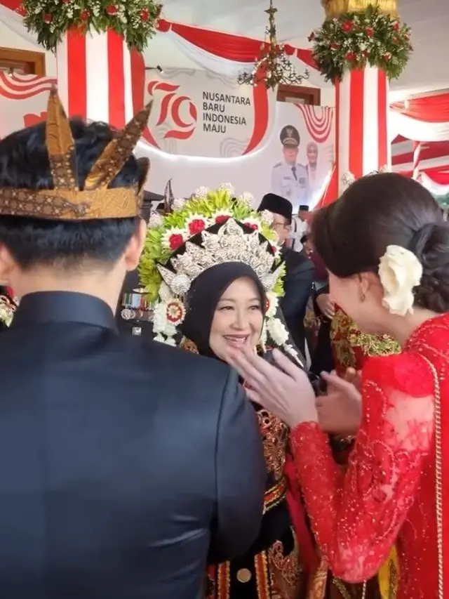 7 Potret Arumi Bachsin dan Emil Dardak Hadiri Upacara HUT RI di Gedung Merdeka Surabaya