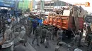 Puing-puing bangunan yang berada di pinggir jalan langsung diangkut diangkut dengan truk (Liputan 6.com/ Faisal R Syam)