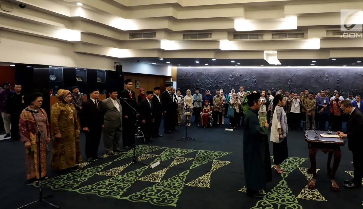 Suasana pelantikan Anggota MPR Pengganti Antar Waktu (PAW) di Jakarta, Kamis (18/10/2018). MPR melantik sembilan orang anggota dewan dalam PAW tersebut, yang berasal dari Fraksi PAN, Demokrat, PPP dan Gerindra. (Liputan6.com/Johan Tallo)