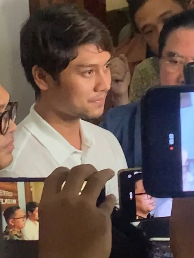 Rizky Billar saat dibebaskan dari tahanan karena Lesti Kejora mencabut laporan (Kapanlagi.com - Sahal Fadli)