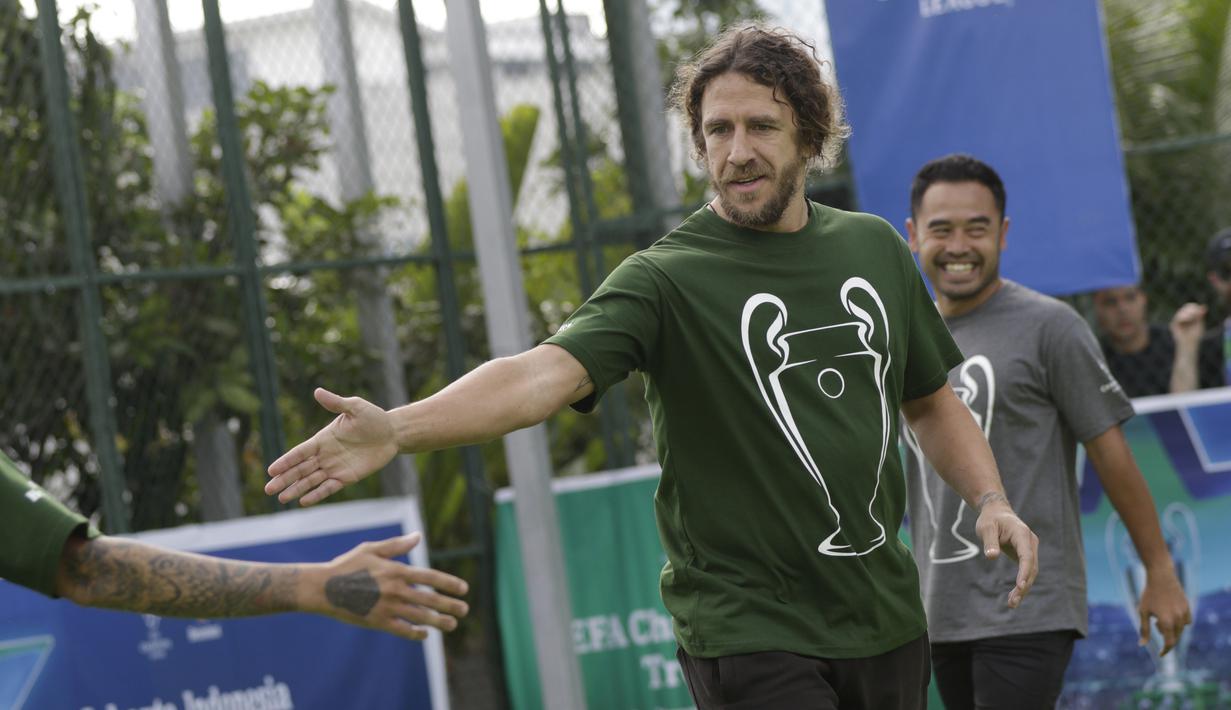 Legenda Barcelona, Carles Puyol, saat bermain futsal di Lapangan Menara Imperium, Jakarta, Selasa (12/3). Pertandingan tersebut merupakan bagian dari kegiatan UEFA Champions League Trophy Tour di Jakarta. (Bola.com/M Iqbal Ichsan)