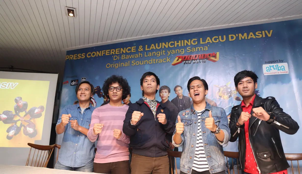 "Dapat kepercayaan ini bener-bener langka. Sebuah kebanggaan tersendiri ya pastinya, mengingat ini merupakan idola anak-anak," kata Rian, sang vokalis di kawasan Blok M, Jakarta Selatan, Jumat (5/2). (Andy Masela/Bintang.com)