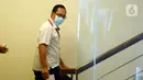 Manajer Penjualan Aircraft Service Wilayah Domestik PT Dirgantara Indonesia, Kemal Hidayanto menaiki anak tangga menuju ruang pemeriksaan di Gedung KPK, Jakarta, Rabu (17/06/2020). (merdeka.com/Dwi Narwoko)