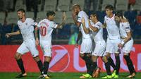 Para pemain Sevilla merayakan gol ke gawang Istanbul Basaksehir pada leg pertama playoff Liga Champions di Stadion Fatih Terim, Istanbul, Rabu (16/8/2017). (AFP/Ozan Kose)