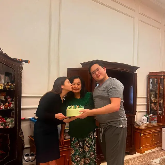 Potret ulang tahun ke-82 nenek Jessica dan Clarissa Tanoe (Sumber: Instagram/@clarissatanoe)