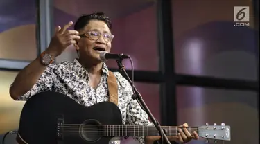 Penyanyi legendaris Andre Hehanusa saat tampil dalam #KLYLounge di Kantor KLY, Jakarta, Jumat (14/9). Andre membawakan lagu hitsnya seperti Bidadari dan Kuta Bali. (Liputan6.com/Herman Zakharia)