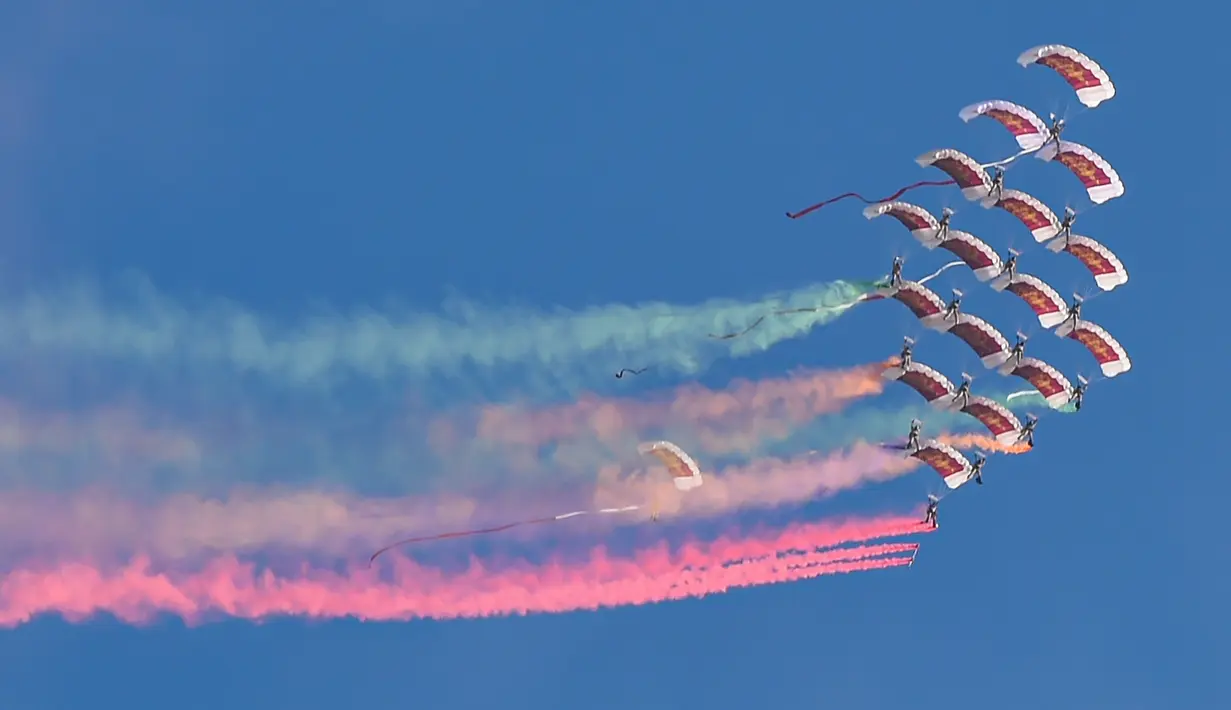 Tim paralayang terbang di atas kota dalam latihan parade militer untuk Hari Nasional Qatar di Doha, ibu kota Qatar (11/12/2020). Qatar akan merayakan Hari Nasional pada 18 Desember. (Xinhua/Nikku)