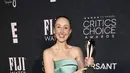 Erin Doherty memenangkan “Best Supporting Actress In A Limited Series” dan tampil elegan dalam balutan dress hijau satin scuba dengan aksen siluet balon yang begitu unik.