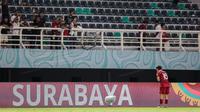Pemain Timnas Indonesia U-17, Amar Brikic memberikan penhormatan kepada penonton setelah laga kedua Grup A Piala Dunia U-17 2023 melawan Timnas Panama U-17 di Stadion Gelora Bung Tomo (GBT), Surabaya, Senin (13/11/2023). (Bola.com/Bagaskara Lazuardi)