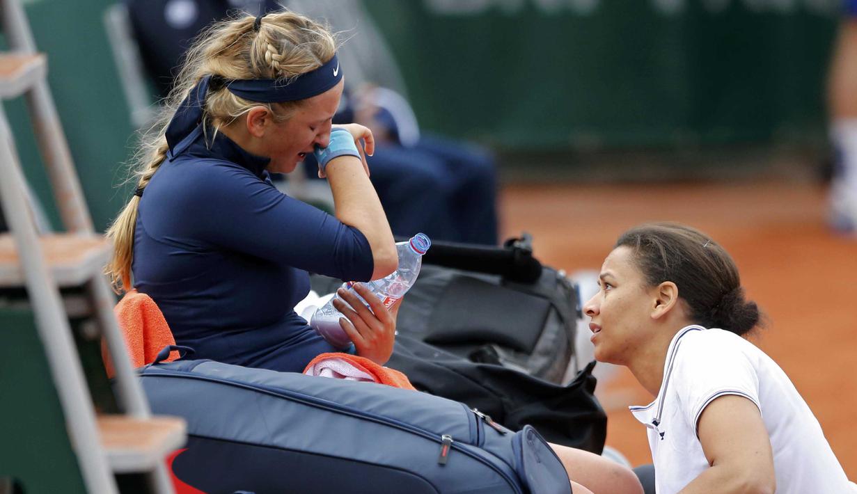 Victoria Azarenka menangis ketika ditangani tim medis saat bertanding pada babak pertama Prancis Terbuka 2016 di Roland Garros, Paris, (24/5/2016). (Reuters/Pascal Rossignol)