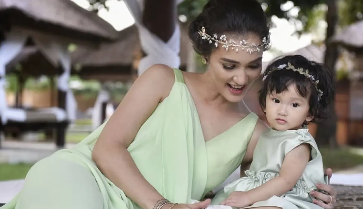 Salma dan Atiqah sama-sama berparas cantik. Keduanya sama-sama berbusana hijau dan mengenakan head piece bunga-bunga.  (Instagram/salmajihane.putridewanto.fb)