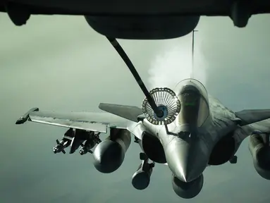 Jet tempur Dassault Rafale milik Prancis menerima bahan bakar dari pesawat tanker Angkatan Udara AS KC-10 di dekat Irak (26/10). Di Irak saat ini tengah terjadi pertempuran antara koalisi Irak-ISIS. (U.S. Air Force/Senior Airman Tyler Woodward/REUTERS)