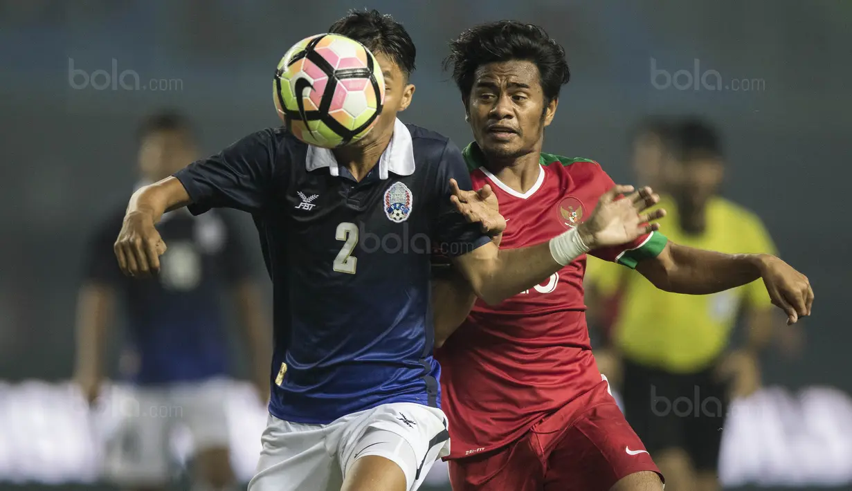 Gelandang Timnas Indonesia, Ilham Udin Armaiyn, berebut bola dengan pemain Kamboja pada laga persahabatan di Stadion Patriot, Bekasi, Rabu (4/10/2017). Indonesia menang 3-1 atas Kamboja. (Bola.com/Vitalis Yogi Trisna)