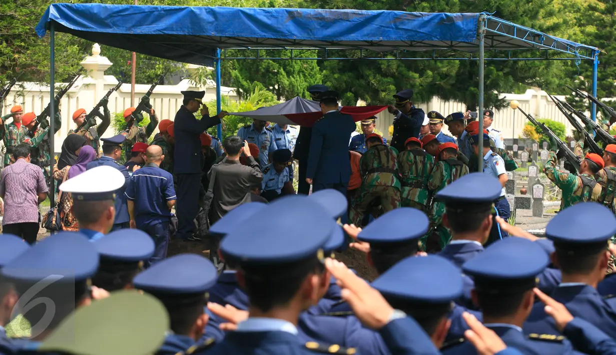 Sejumlah prajurit TNI AU memberikan penghormatan terakhir kepada jenazah Pilot Mayor Pnb Ifi Safatilah ke Taman Makam pahlawan Kusuma Negara, Yogyakarta, (11/2). Pesawat Super Tucano merupakan pesawat latih milik TNI AU. (Boy Harjanto)