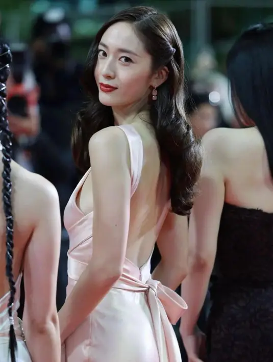 Penampilan tak terlupakan dari Krystal Jung saat hadir di Cannes Film Festival. Di sini, ia tampil cantik dengan backless dress satin berwarna merah muda. [Foto: Instagram/vousmevoyez]