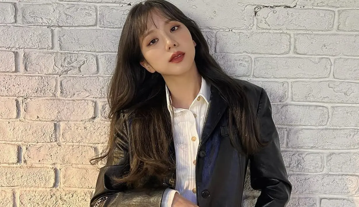 Terbaru, ia pun membuat BLINK terkesan dengan rambut panjang hitamnya dan poni tipisnya. Meski berponi ia tampil dewasa. (@sooyaaa__)