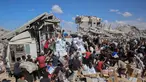 Penduduk Palestina berkumpul di sekitar truk bantuan yang masuk melalui pos perbatasan Karem Abu Salem di Khan Yunis, bagian selatan Jalur Gaza, pada 12 Oktober 2025. (Omar AL-QATTAA/AFP)