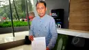 Ketua Komisi Banding M. Muhdar memperlihatkan kertas rekapitulasi hasil keputusan Komite Banding Pemilihan exco PSSI periode 2015-2019 di kantor PSSI, Jakarta, Kamis (19/3/2015). (Liputan6.com/Yoppy Renato)