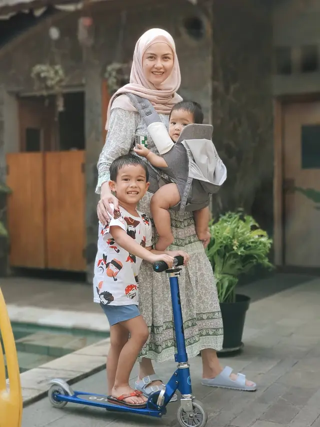 Jarang Terekspos, Ini 6 Potret Manis Revalina S Temat Momong Buah Hatinya
