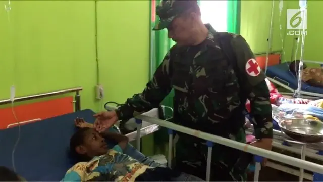 Satgas Kesehatan TNI dikirim ke 8 distrik di Kabupaten Asmat, Papua. Satgas mendatangi rumah warga yang terkena wabah campak, difteri dan gizi buruk.
