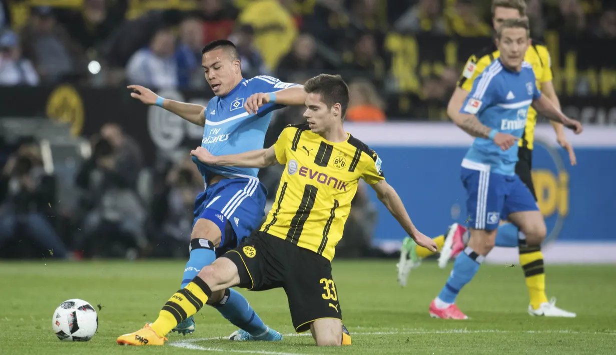Gelandang Borussia Dortmund, Julian Weigl, berebut bola dengan pemain Hamburg SV, Bobby Wood. Pada laga tersebut Borussia Dortmund memakai skema 4-3-3 sementara Hamburg SV dengan formasi 4-2-3-1. (AP/Bernd Thissen)