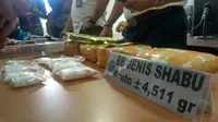 Polisi menangkap kaki tangan napi Lapas Pekanbaru dengan barang bukti empat paket besar sabu yang setiap paket berisi 1 kilogram. (Liputan6.com/M Syukur)