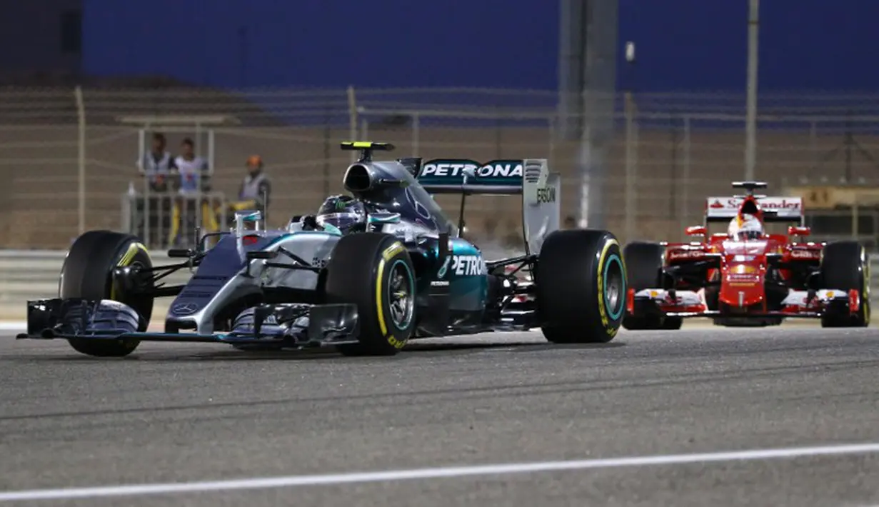 Aksi Lewis Hamilton. (photo by AFP/MARWAN NAAMANI)