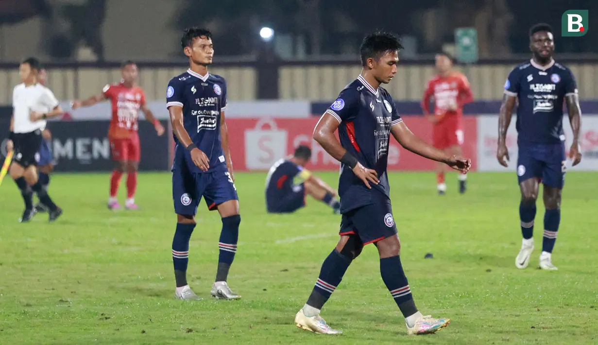 Pemain Arema FC, Bagas Adi, tampak lesu setelah dikalahkan Bali United pada laga BRI Liga 1 di Stadion PTIK, Jakarta, Senin (27/3/2023). Arema menang dengan skor 3-1. (Bola.com/M Iqbal Ichsan)