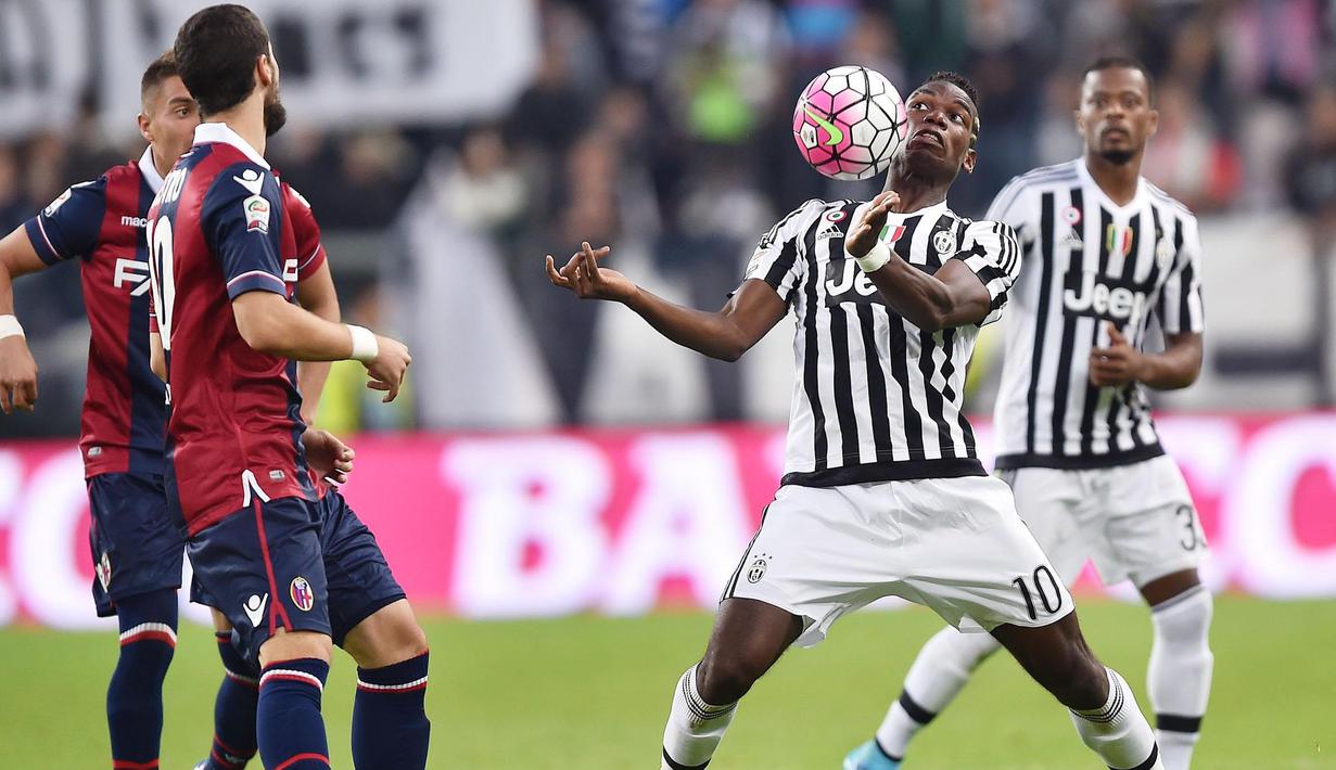Pemain Juventus Paul Pogba berusaha menahan bola dari hadangan pemain Bologna dalam lanjuta Liga Serie A di Juventus Stadium,Turin, Senin (05/102015). Juventus menang 3-1.(EPA/Di Marco)